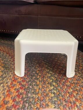 White Plastic Step Stool - 11"x9"x7"